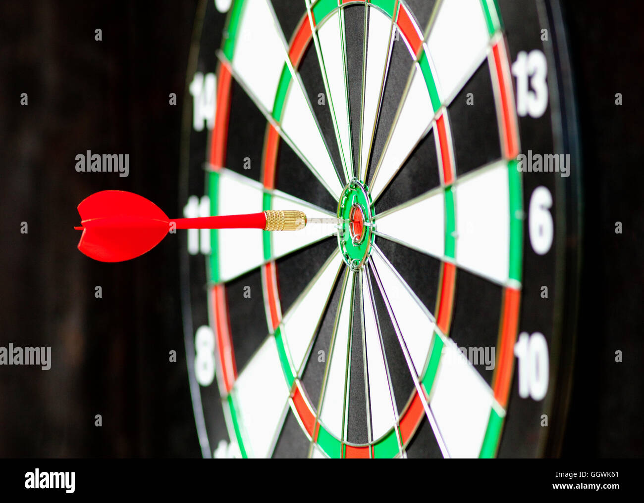 Roter Pfeil in Bulls Eye Center Board Stockfoto