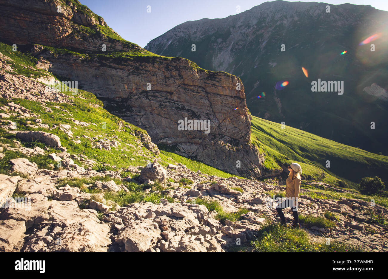 Junge Frau Wandern Outdoor-Reisen Lifestyle Konzept Rocky Mountains im Hintergrund Sommer Reise Urlaub Stockfoto