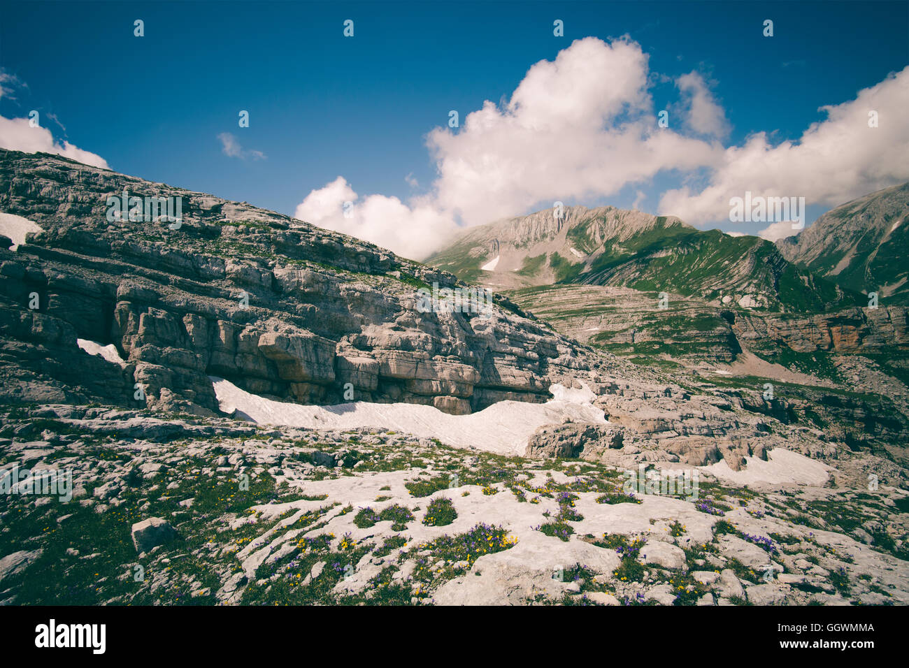 Rocky Mountains Landschaft blauer Himmel mit Wolken Panorama Sommer Reisen Stockfoto
