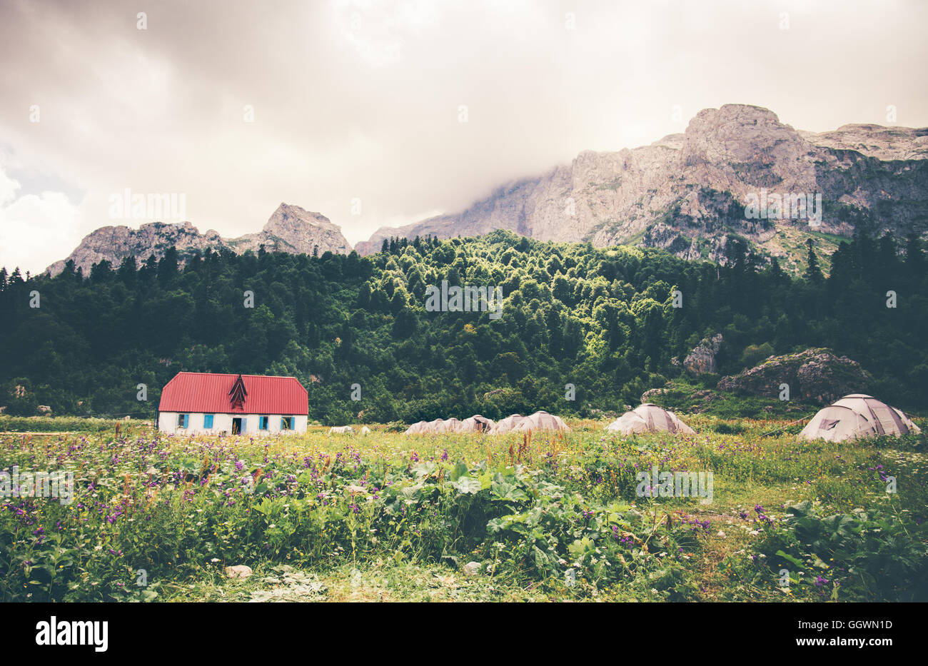 Rocky Mountains Camping Tal mit touristischen Zelte und Haus Landschaft launisch Wolkenhimmel Panorama Sommer Reisen Stockfoto
