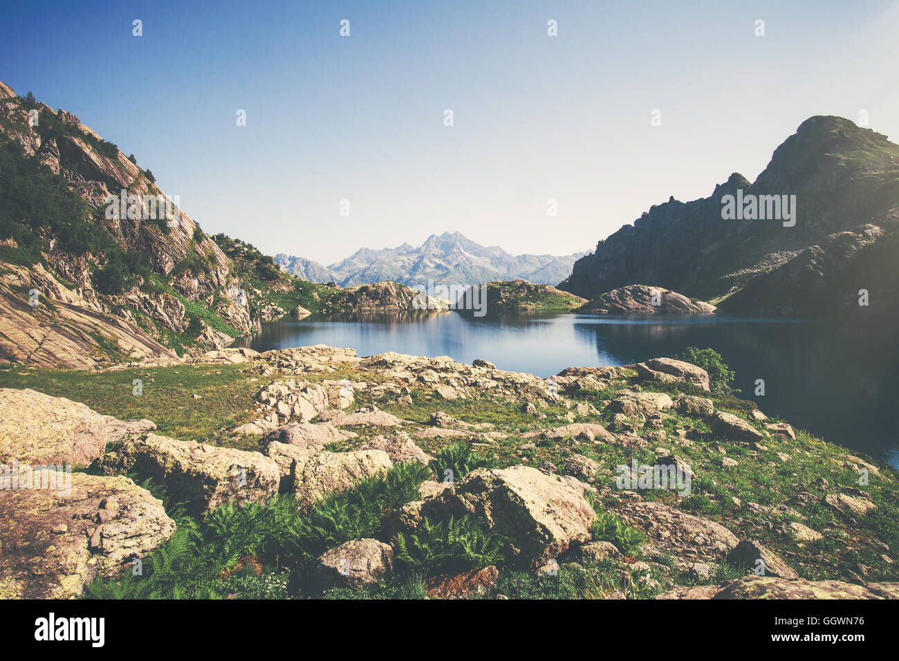 Morgen Landschaft des schönen See mit Rocky Mountains Sommer Reisen ruhigen malerischen Blick Stockfoto
