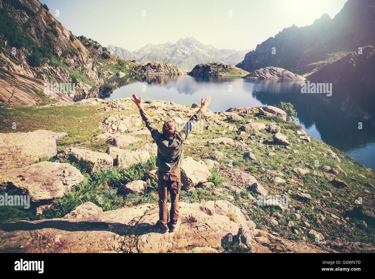 Mann Traveler Yoga entspannen allein Hände hob gesunden Lifestyle Konzept See und die Berge ruhig Reiselandschaft auf Hintergrund Stockfoto