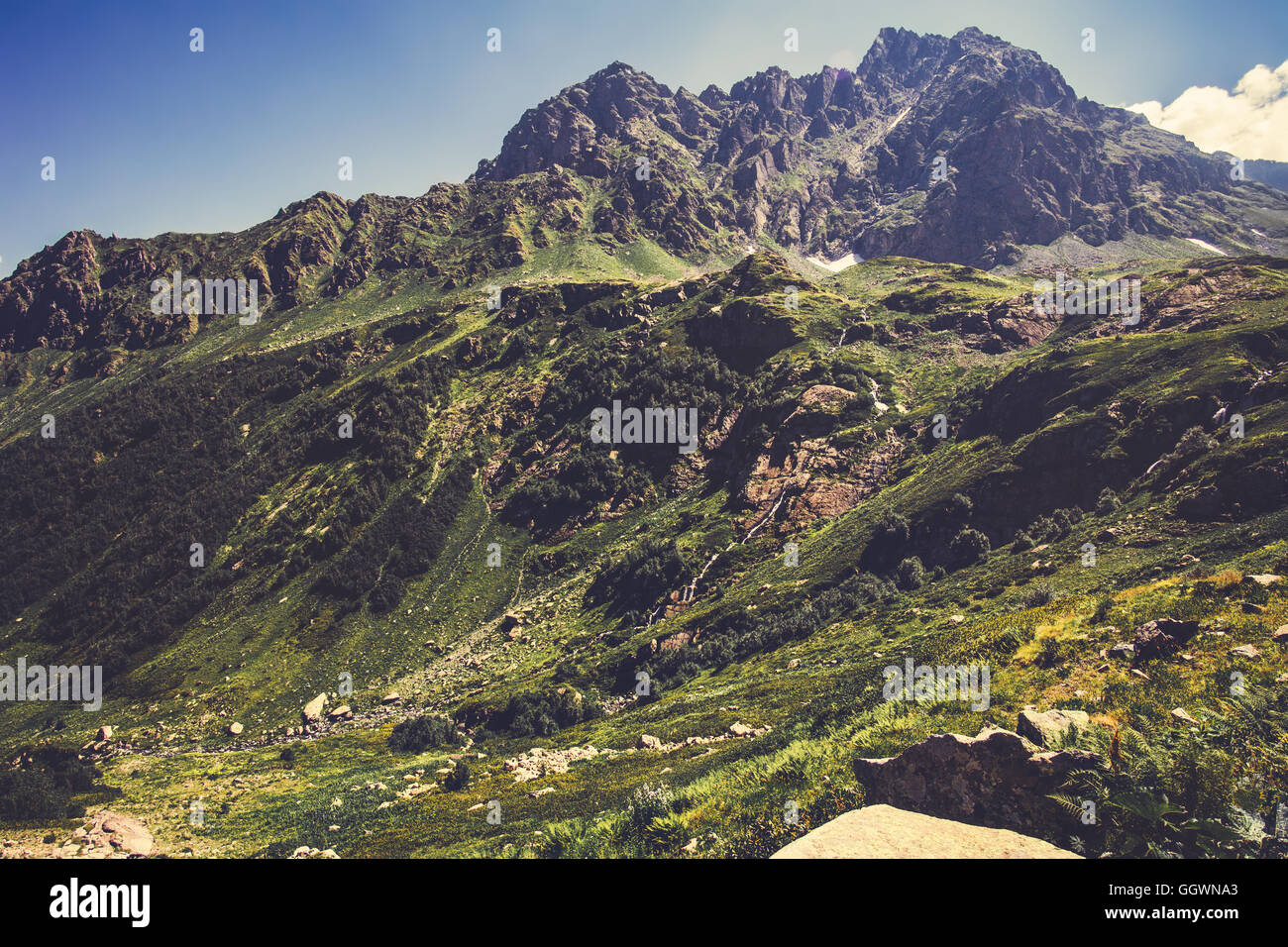 Hohen felsigen Bergen und blauem Himmel Landschaft in Abchasien Sommer Reisen heiteren Blick Stockfoto