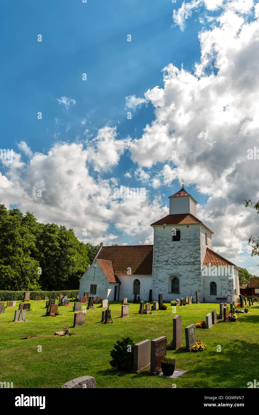 Ein Bild der weißen Steinkirche auf der schwedischen Insel Ivo. Stockfoto