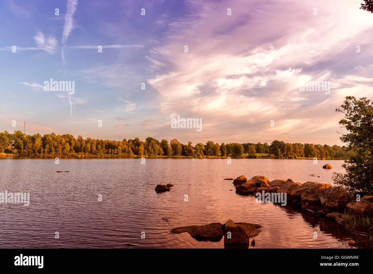 Ein landschaftlich schönes Bild von einem schwedischen See im Sommer. Stockfoto