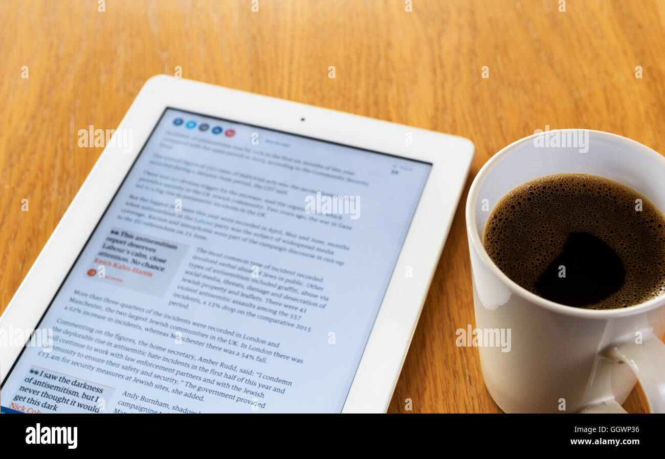 Tablet-Computer mit einer Tasse Kaffee. Stockfoto
