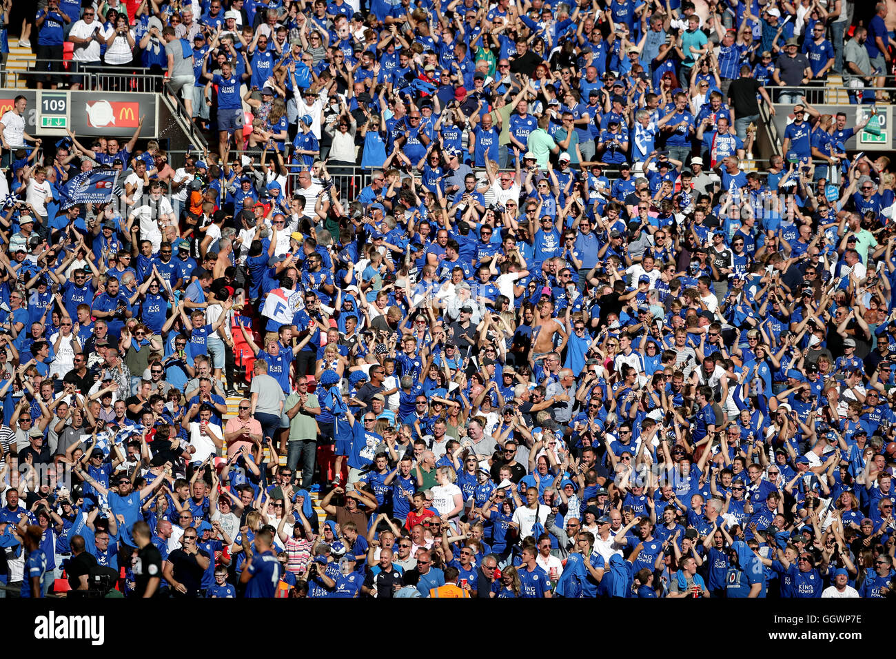 Leicester City Fans jubeln auf ihrer Seite auf der Tribüne während den Community Shield Spiel im Wembley-Stadion, London. Stockfoto