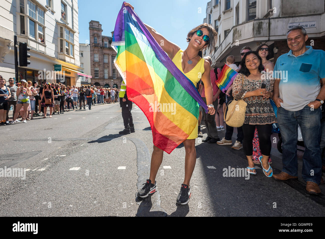 Die Gay-Pride-Parade in Brighton, Großbritanniens größte Stolzfall, besuchte in diesem Jahr um mehr als ein Viertel von 1 Million Menschen. Stockfoto