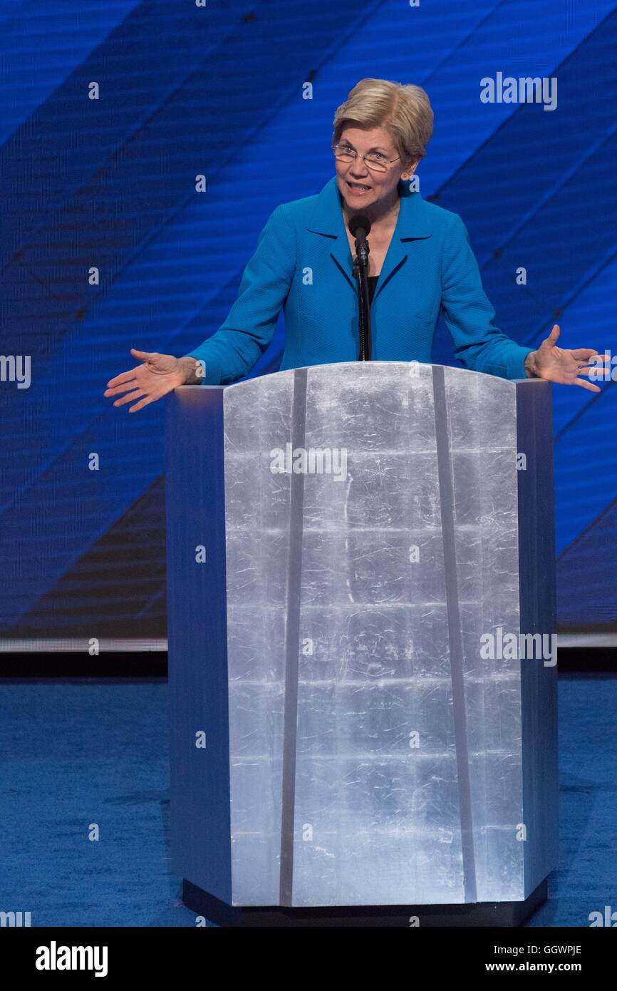 Senator Elizabeth Warren spricht während der demokratischen Frauen Senatoren Feier am letzten Tag von der Democratic National Convention im Wells Fargo Center 28. Juli 2016 in Philadelphia, Pennsylvania. Stockfoto