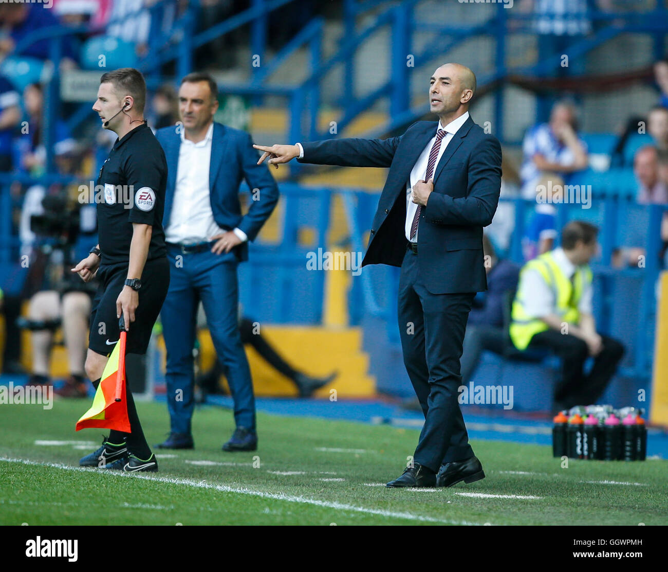 Aston Villa-Manager Roberto Di Matteo an der Seitenlinie während der Himmel Bet Championship match bei Hillsborough, Sheffield. Stockfoto