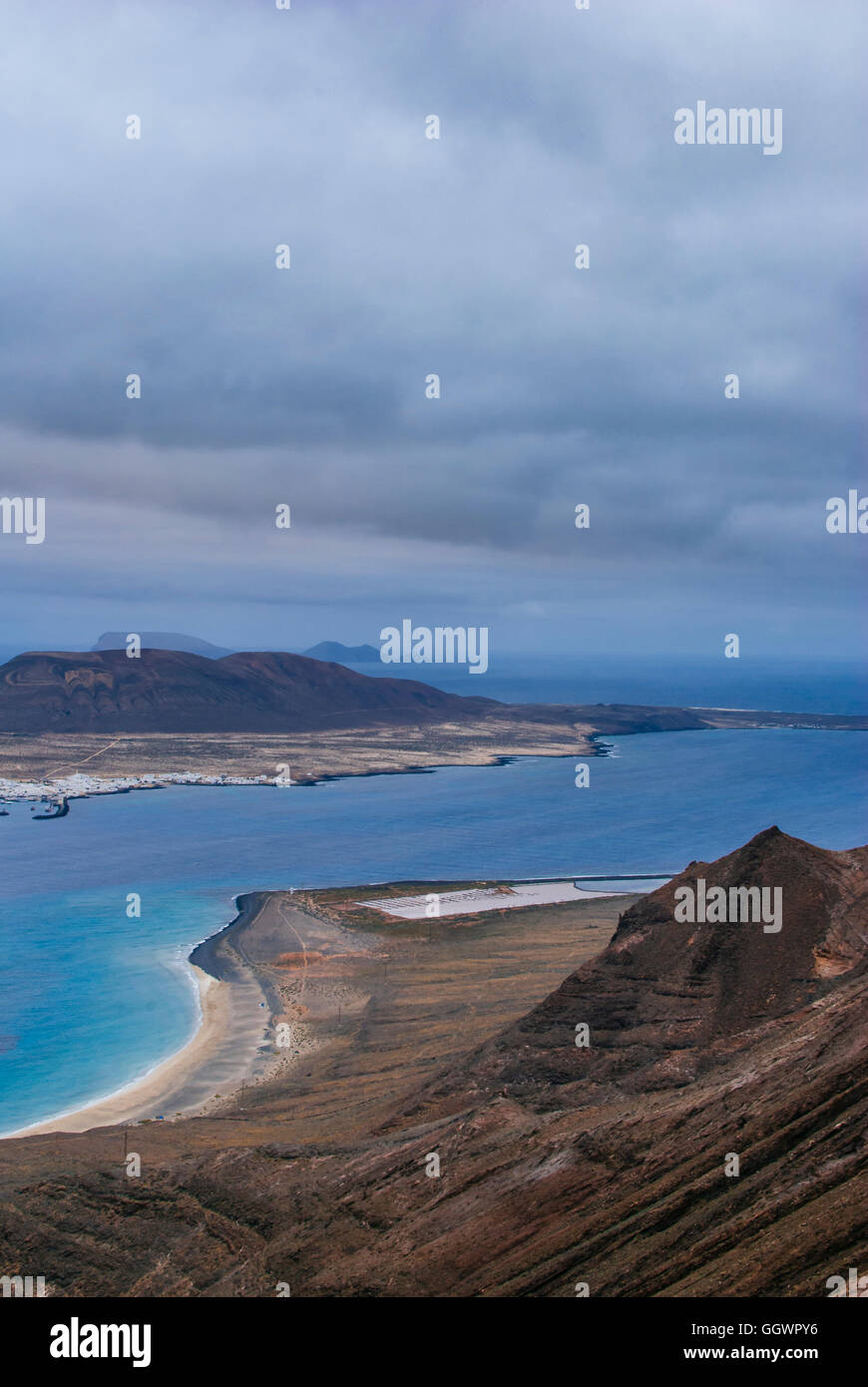 Die Insel La Graciosa Aussicht von den Klippen von Famara und El Mirador del Rio, Lanzarote, Kanarische Inseln Stockfoto