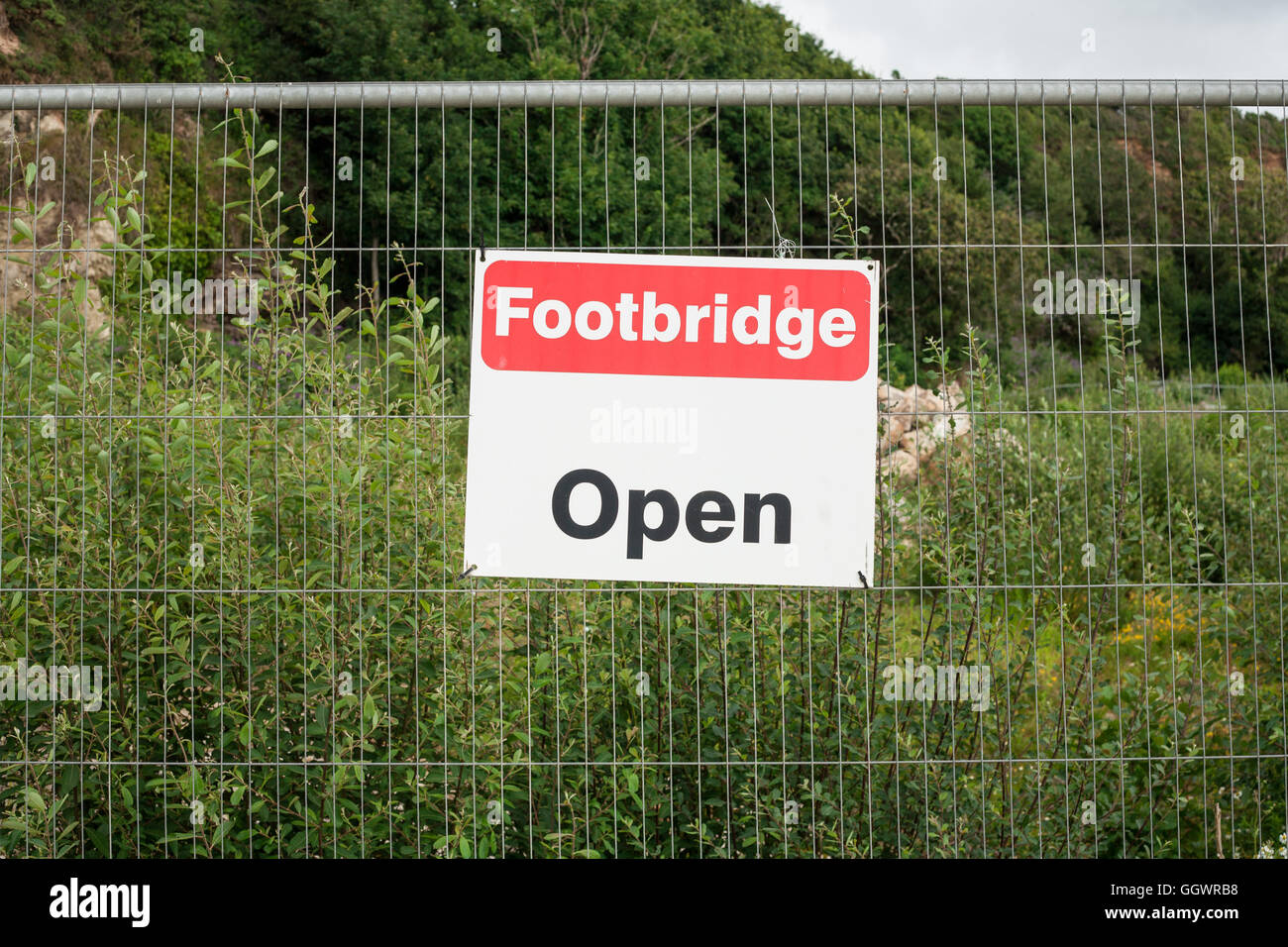 Schild "geöffnet" Wanderweg. Presse und Information Bekanntmachung über Metallzaun mit grünen ländlichen Hintergrund. Stockfoto