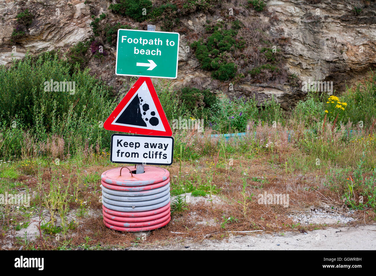 Fußweg zum Strand-Zeichen. Gefahr von Steinschlag Warnung. Öffentliche Bekanntmachung, von Klippen fernzuhalten. Stockfoto