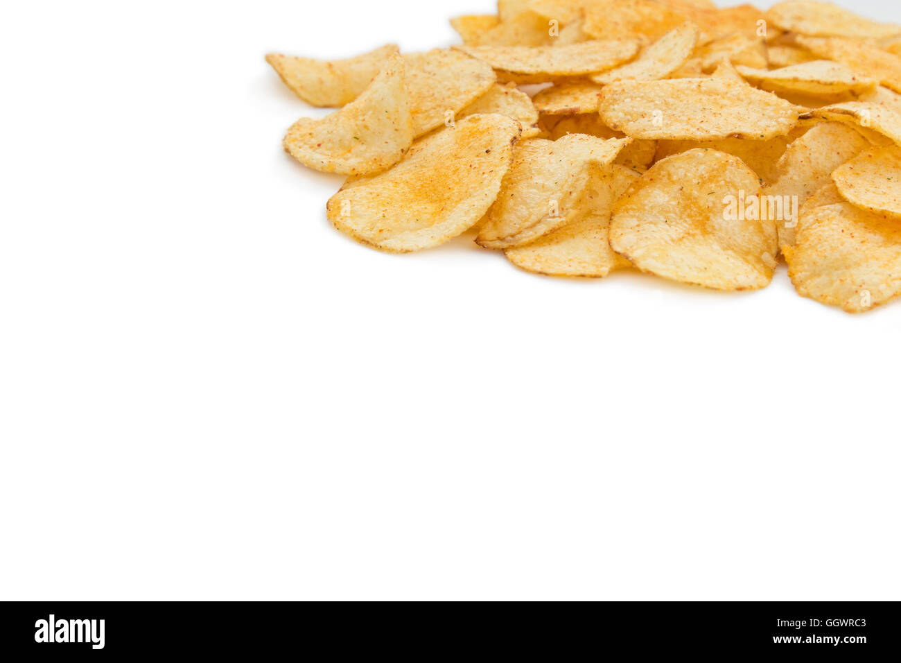 Kartoffel-Chips isoliert auf weißem Hintergrund, von vorne gesehen. Kopieren Sie Raum. Stockfoto