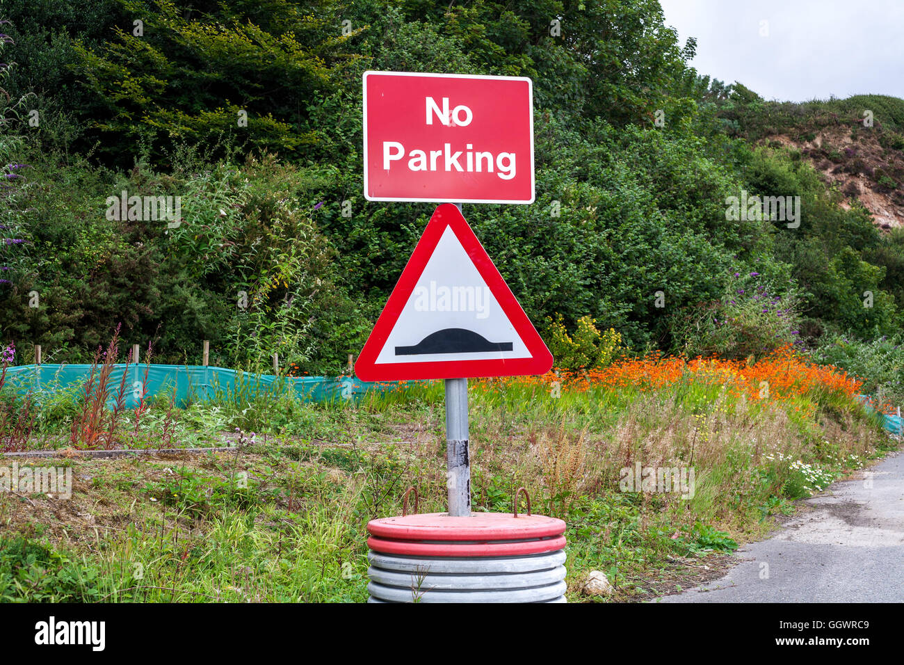 Keine Parkplätze und Höcker in Straßenschild. Öffentliche Warnung oder Informationen. Hautnah. Stockfoto