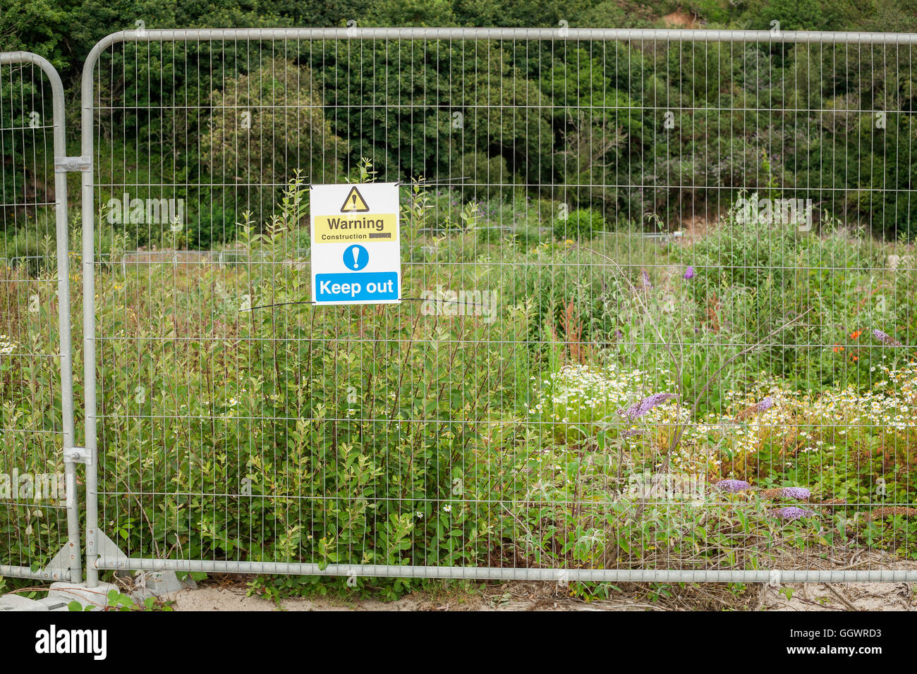 Warnung vor Bau halten Schild auf Metallzaun. Hemmnis für den geschützten Bereich oder Zone Stockfoto