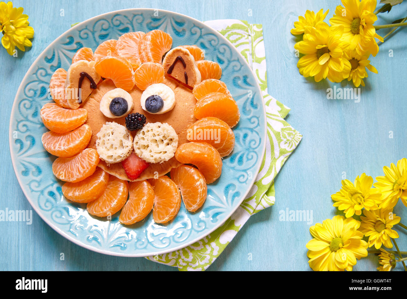 Lustiger Löwe Pfannkuchen mit Mandarinen und Beeren Stockfoto