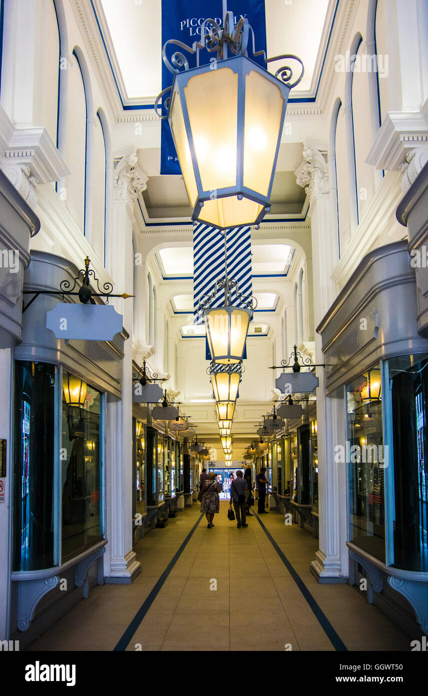 Die Prinzessin Arcade, eröffnet im Jahre 1883 bietet Qualität aus Tradition, Luxus und exklusive Boutiquen - London, UK Stockfoto