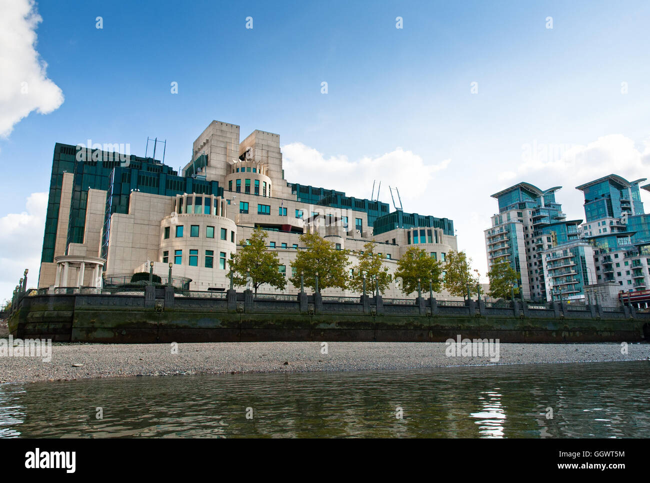 SIS oder MI6 Hauptquartier in Vauxhall Cross betrachtet von der Themse. Es befindet sich in 85 Albert Embankment, London Stockfoto