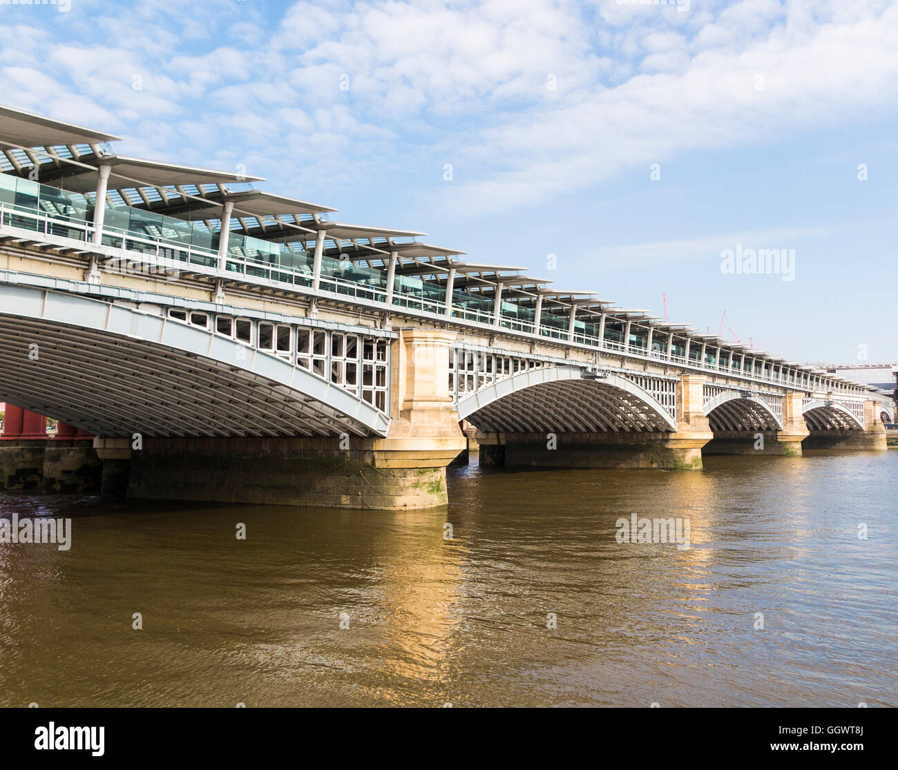Blackfriars Bridge verbindet Blackfriars Station über die Themse, London, UK an einem sonnigen Tag mit blauem Himmel Stockfoto