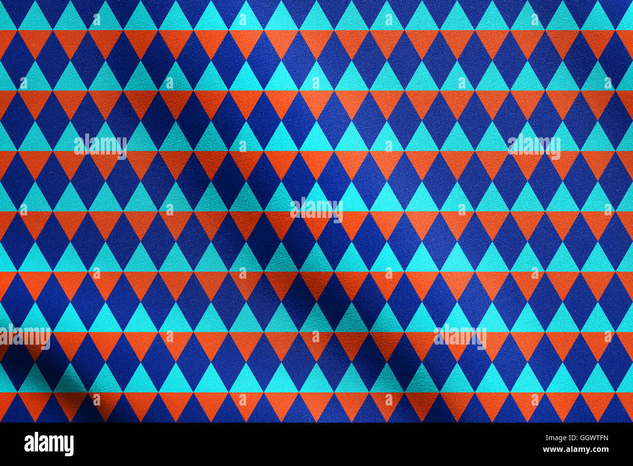 Abstrakte geometrische nahtlose Muster aus Dreiecken in blau und orange Farben winken in den Wind mit detaillierten Stoff Textur Stockfoto