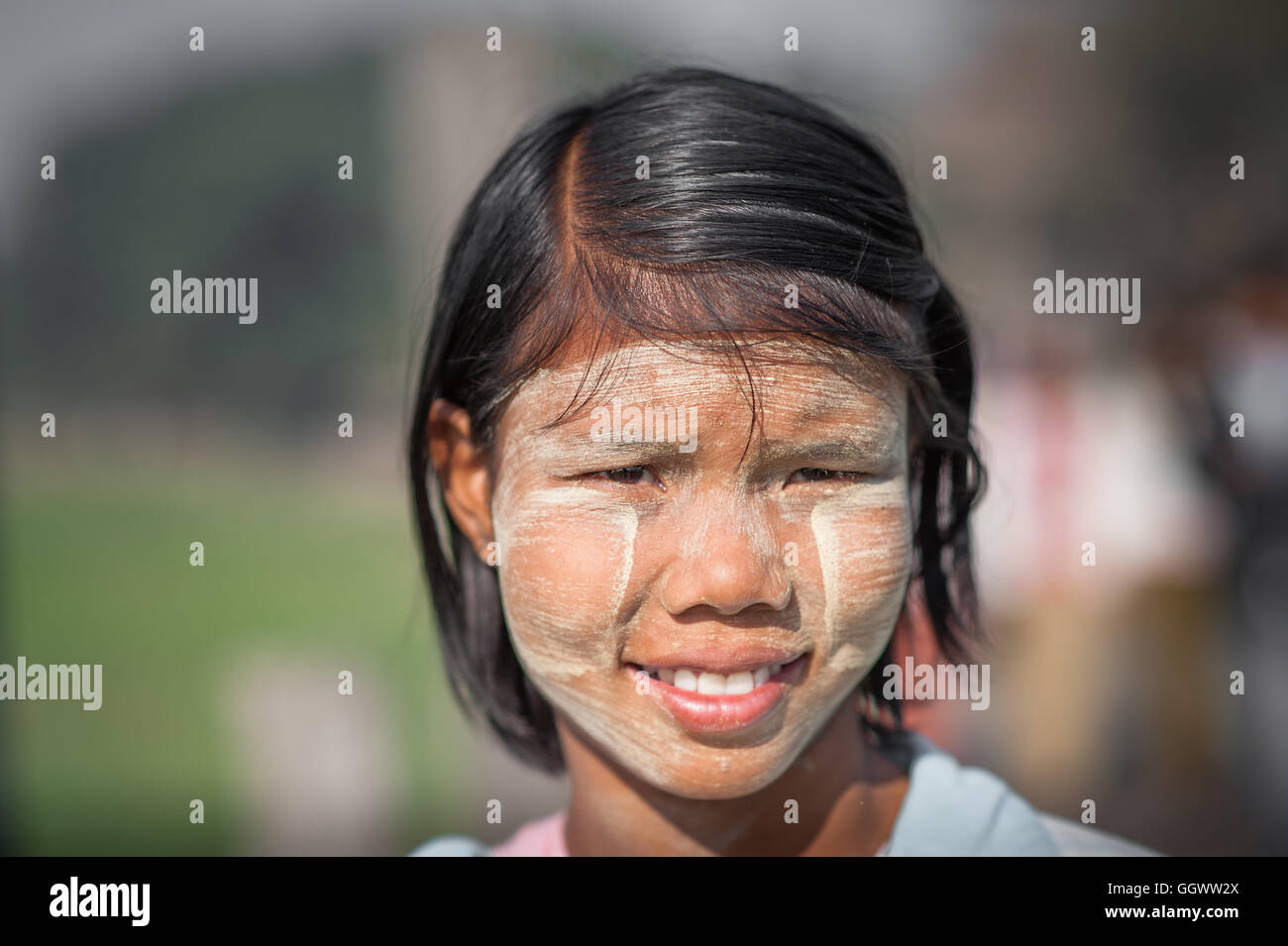 Birma Mädchen mit Thanaka Stockfoto