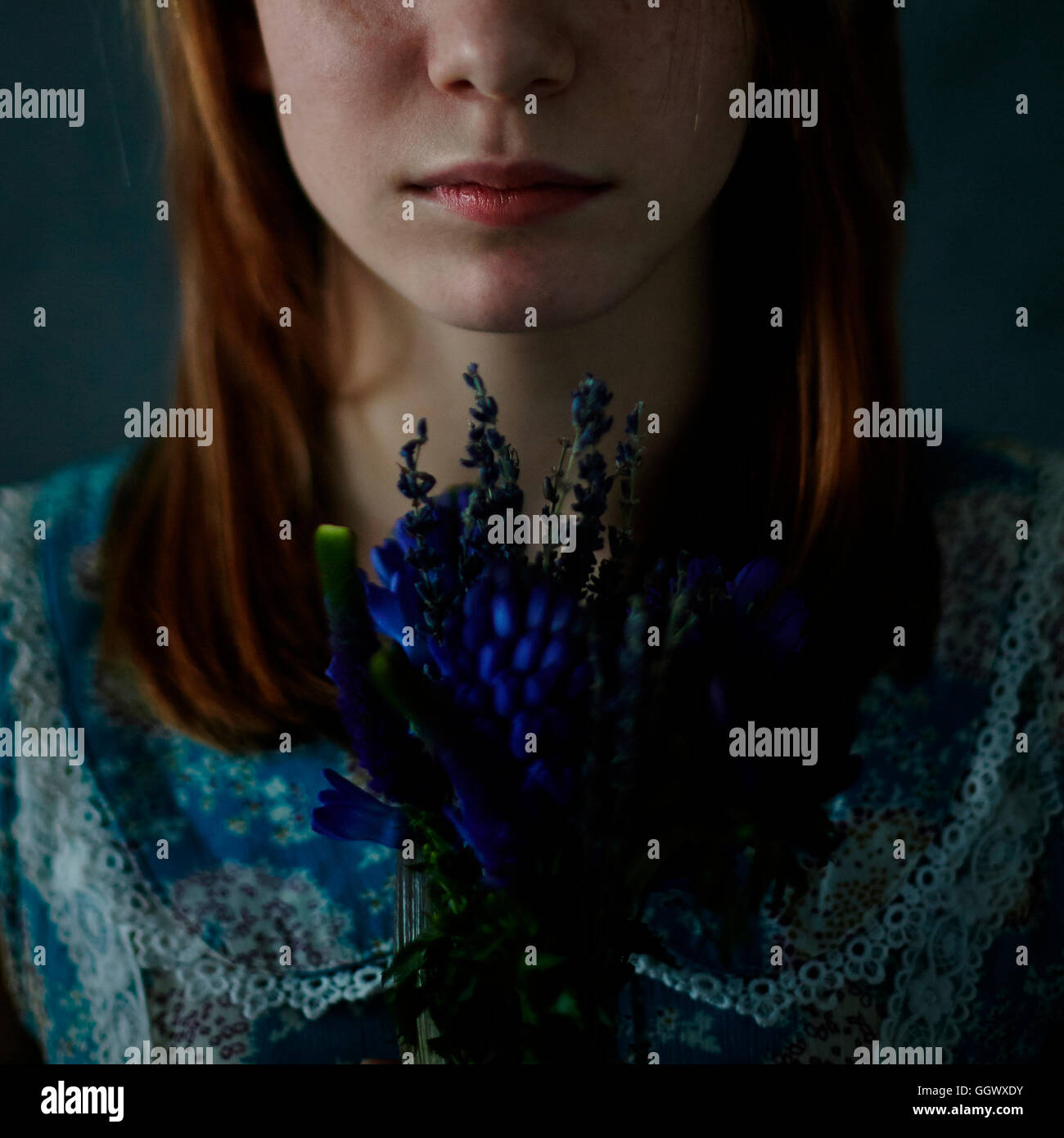 Kaukasischen Mädchens mit Blumenstrauß Stockfoto