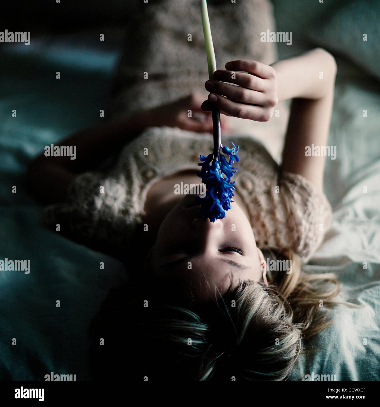 Kaukasischen Mädchens duftenden Blume Stockfoto