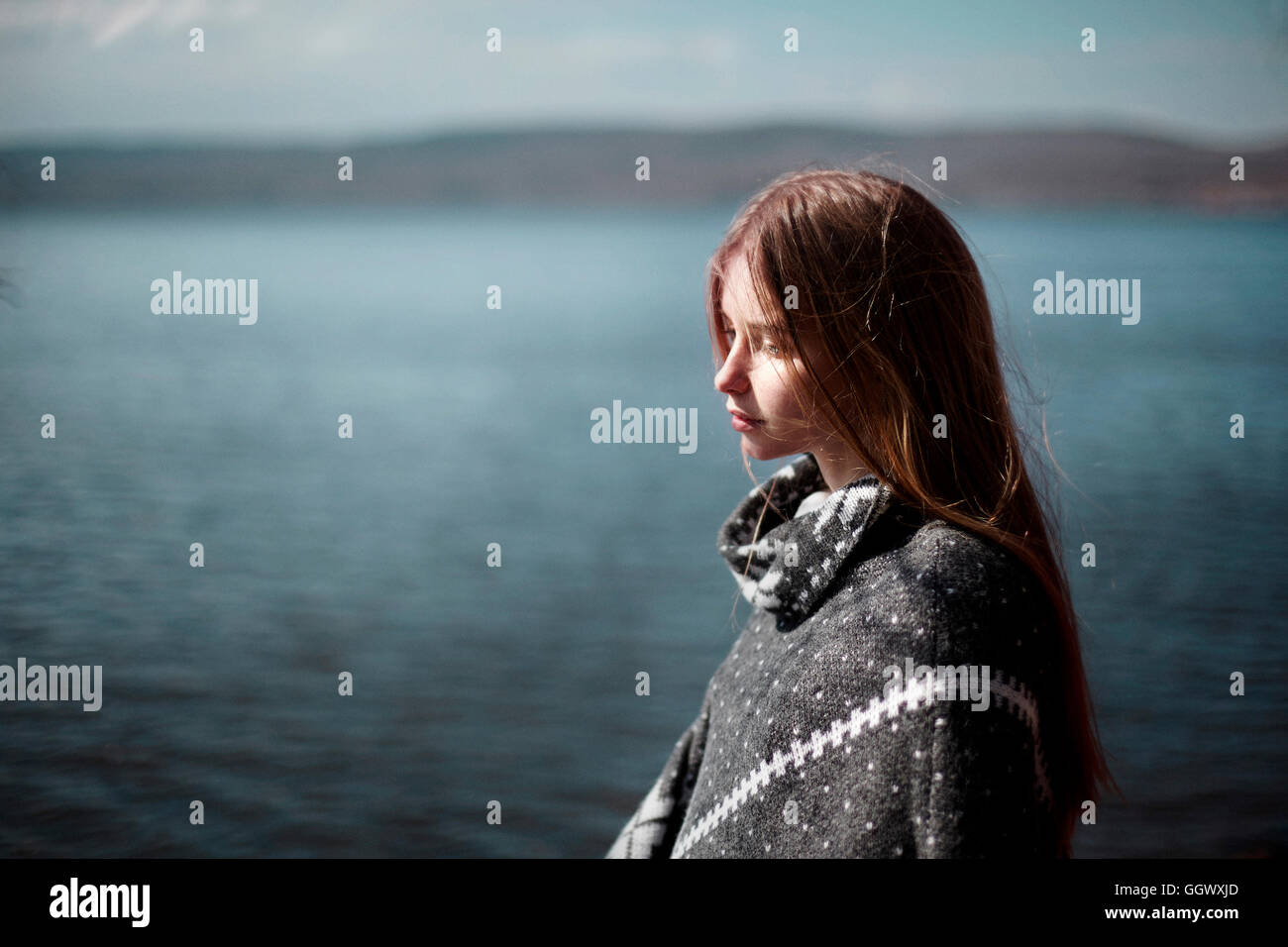 Nachdenklich kaukasische Mädchen am See Stockfoto