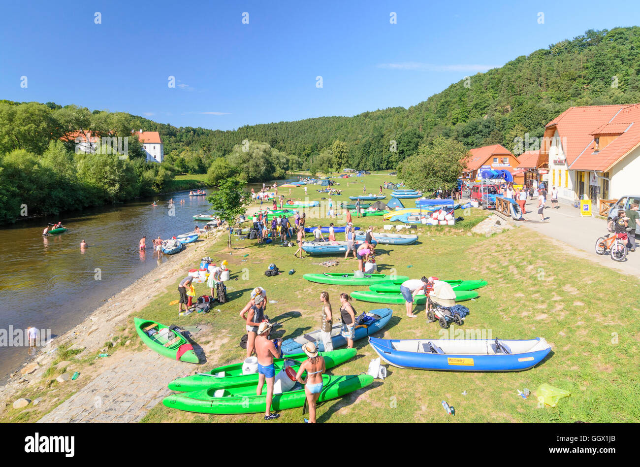 Zlatá Koruna (Goldenkron): Fluss Vltava (Moldau) mit Paddler und Kloster, Tschechisch, Jihocesky, Südböhmen, Südböhmen, Stockfoto