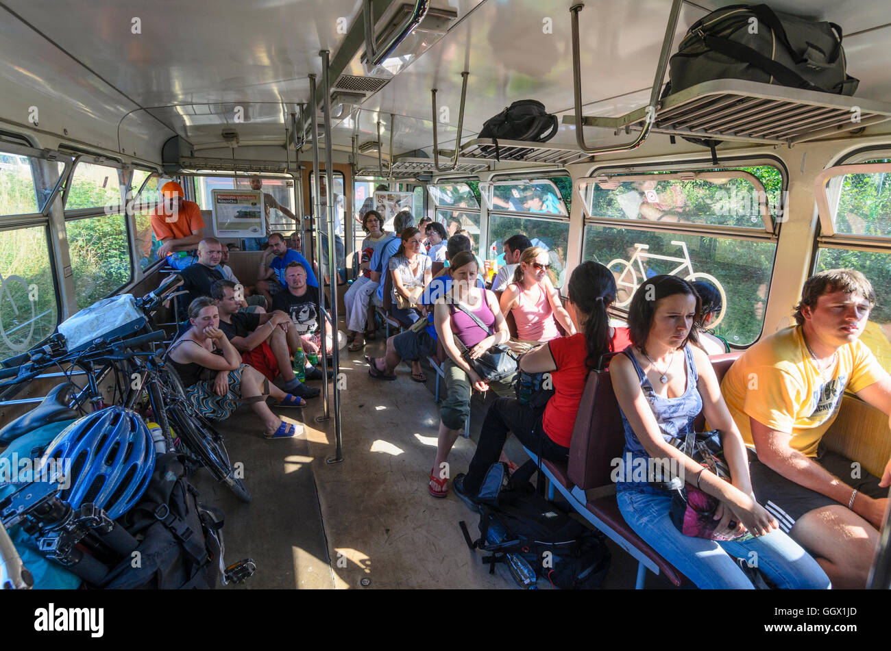 Zlatá Koruna (Goldenkron): Regionalzug von Ceské Dráhy (ČD) mit Passagieren, Tschechisch, Jihocesky, Südböhmen, Süd Stockfoto
