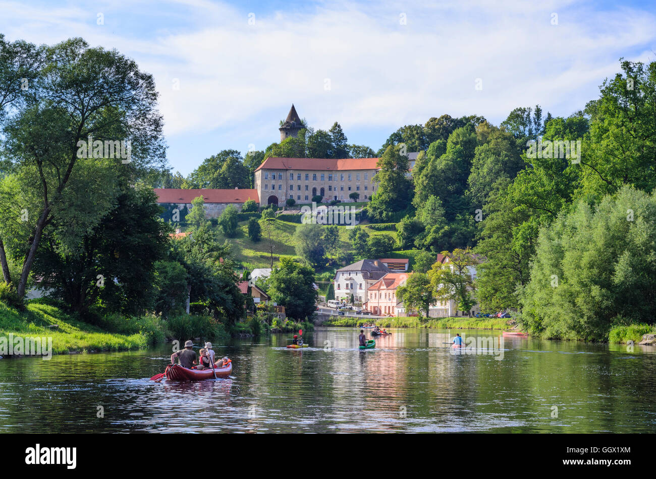 Rozmberk nad Vltavou (Rosenberg): Fluss Vltava (Moldau) und Rozmberk Burg (Burg Rosenberg), Tschechisch, Jihocesky, Südböhmen, S Stockfoto