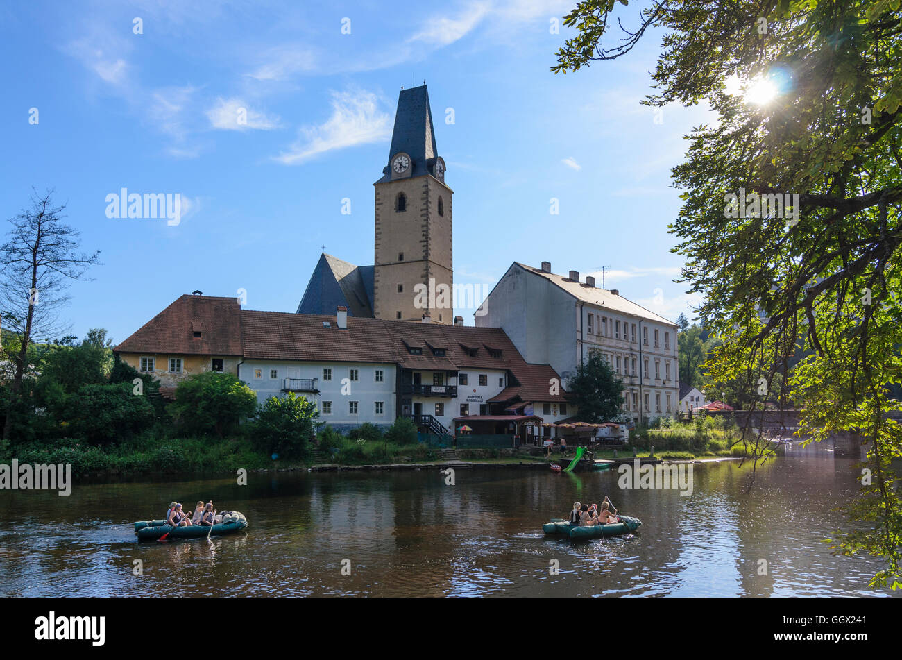 Vltava Fluss Mit Paddlern Und St Marys Kirche Fotos Und Bildmaterial 