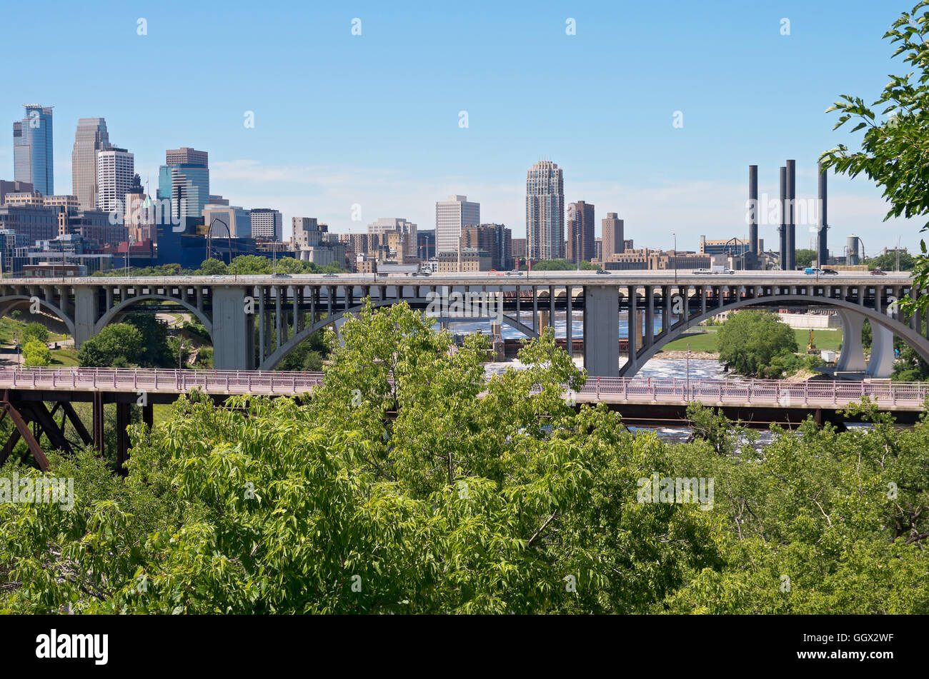 Skyline der Innenstadt von Minneapolis mit zehnten Avenue und nördlichen Pazifik Brücken Mississippi Fluß von der East River Road Stockfoto