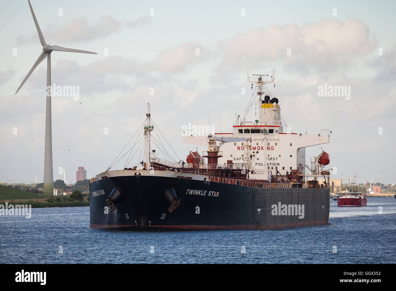 Twinkle Star, ein Öltanker, die ihren Weg durch den Nordsee-Kanal zwischen Amsterdam und Ijmuiden Stockfoto