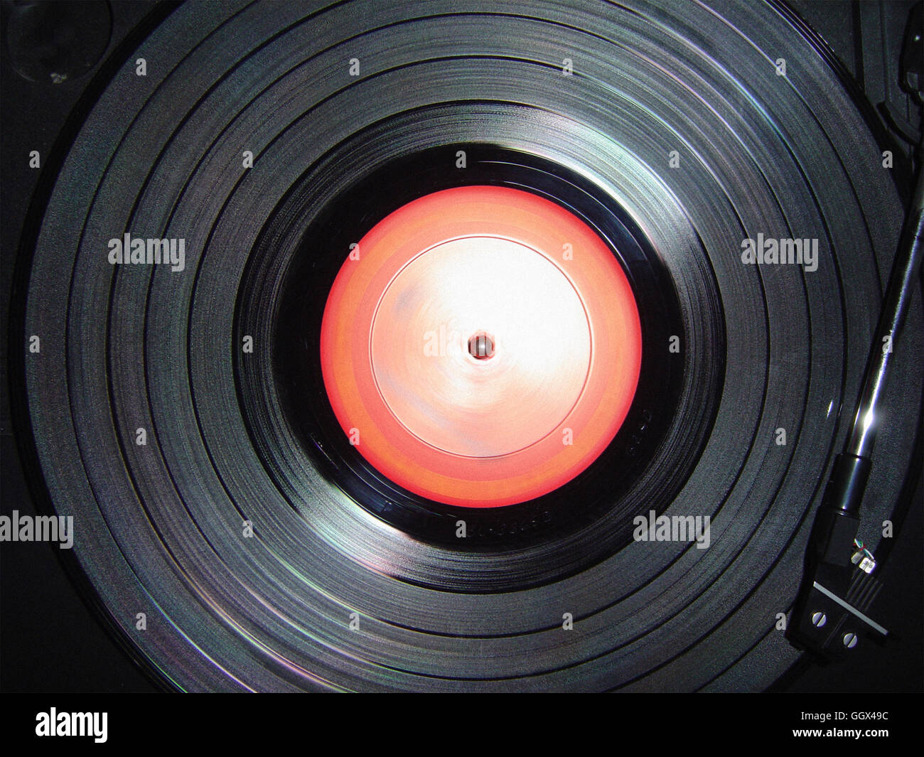 Retro-nostalgische rotes Vinyl Musik LP Schallplatte drehend auf Turntable Plattenspieler Textfreiraum Stockfoto