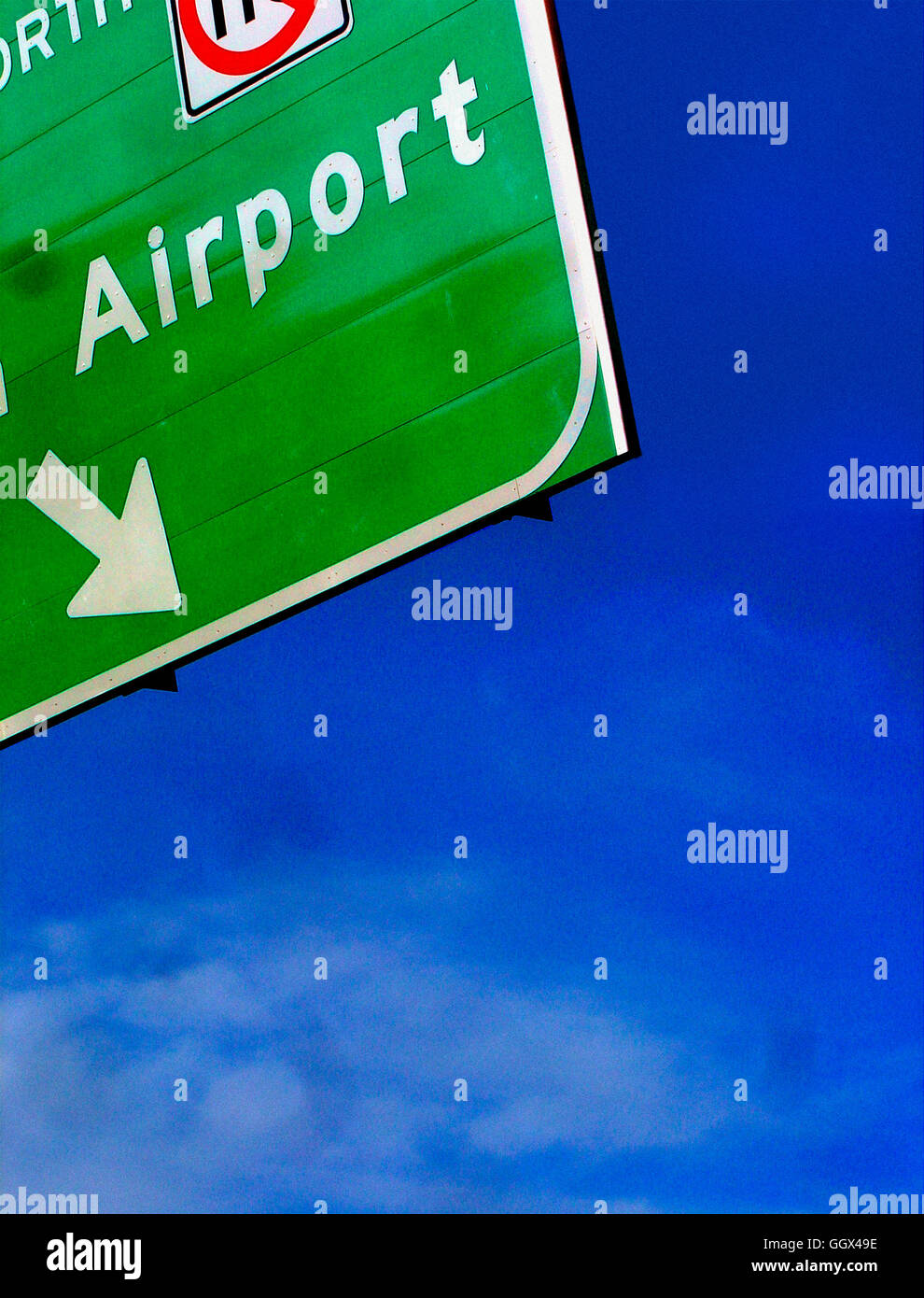 Städtisches Motiv Flughafen Zeichens mit dem Richtungspfeil gegen einen klaren blauen Himmel Textfreiraum Stockfoto