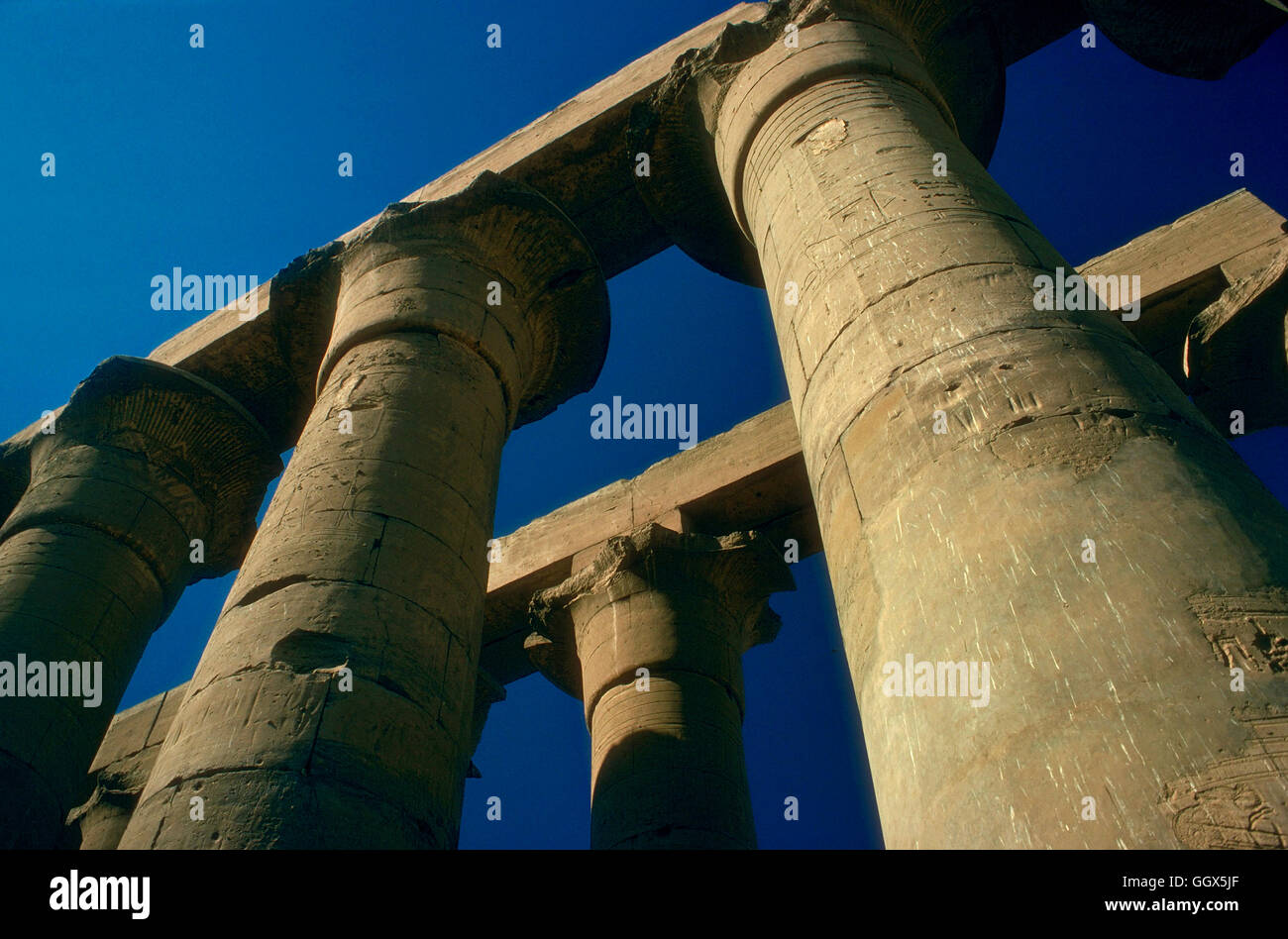 Der Tempel von Karnak in Luxor (Theben). Spalten von der großen Säulenhalle. Neues Königreich Periode. Ägypten. Stockfoto