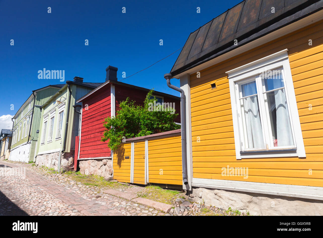 Straßenansicht der Stadt Porvoo, Finnland. Bunten Fassaden der kleinen Häuser aus Holz Stockfoto