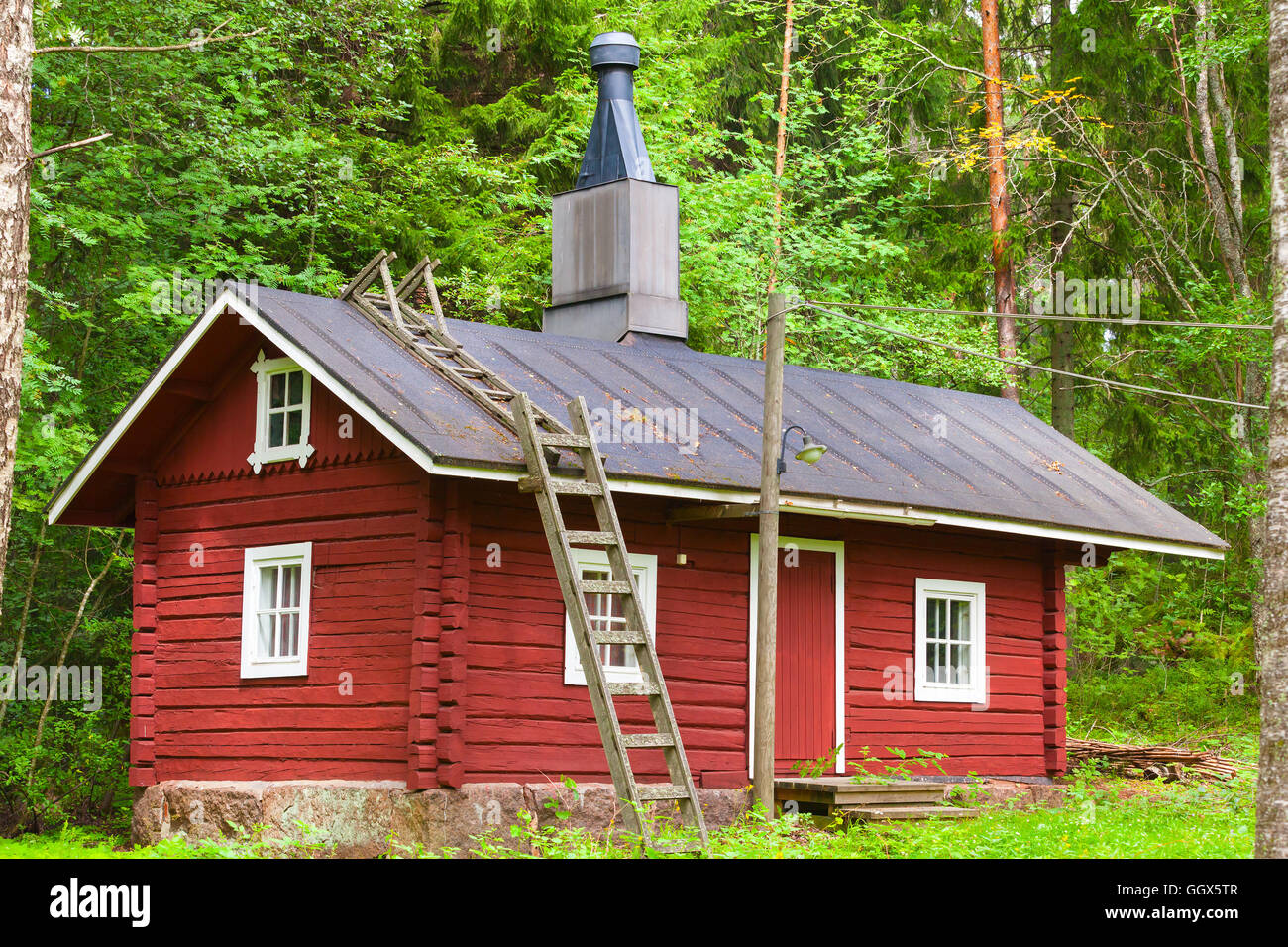 Traditionellen skandinavischen roten Holzhaus auf grünen Wald Hintergrund. Kotka, Finnland Stockfoto