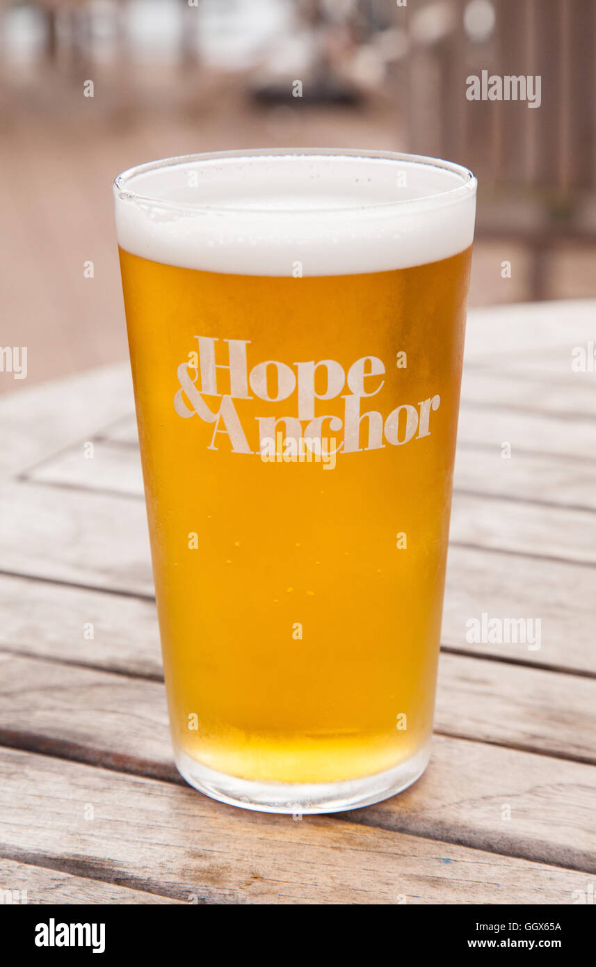Pint größer im Hope & Anchor Pub, Hope Cove, South Devon, England, Vereinigtes Königreich. Stockfoto