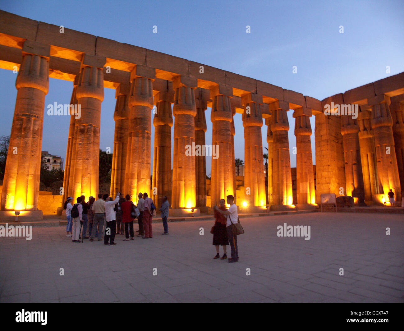 Spalten von der Sonne Hof Ahmenophis III in der Tempel von Luxor in Luxor, Ägypten. Stockfoto