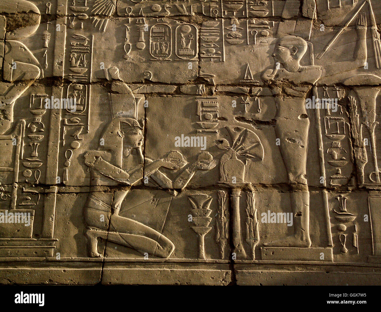 SETI Wand ich Relief zeigt den König auf die Knie. Tempel von Karnak in Luxor, Ägypten. Stockfoto