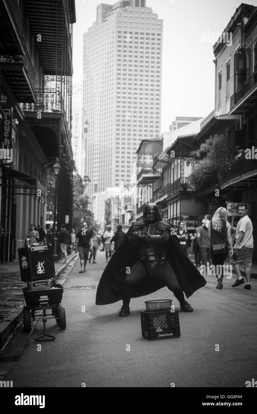 Darth Vader Straßenkünstler tanzen in New Orleans. French Quarter (Royal Street). 2016. schwarz und weiß. Stockfoto