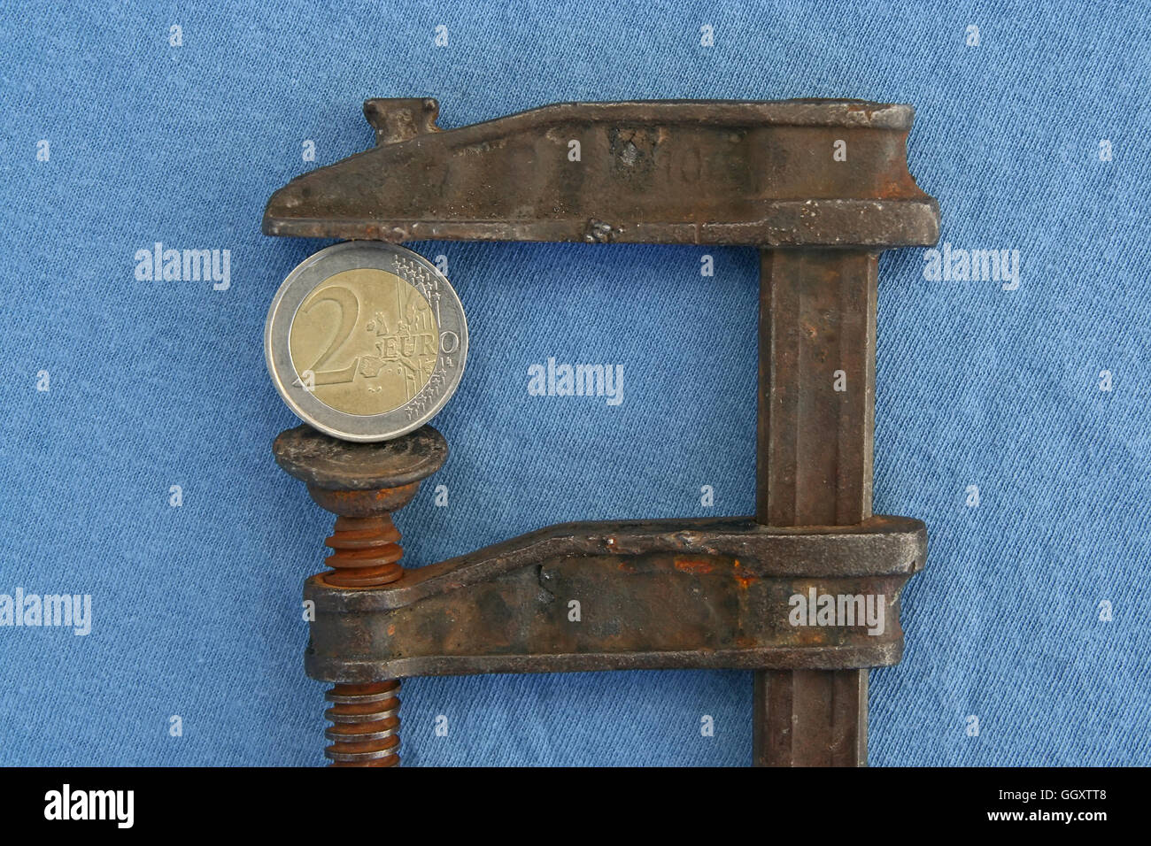 Euro-Münze in einer Klemme. Stockfoto