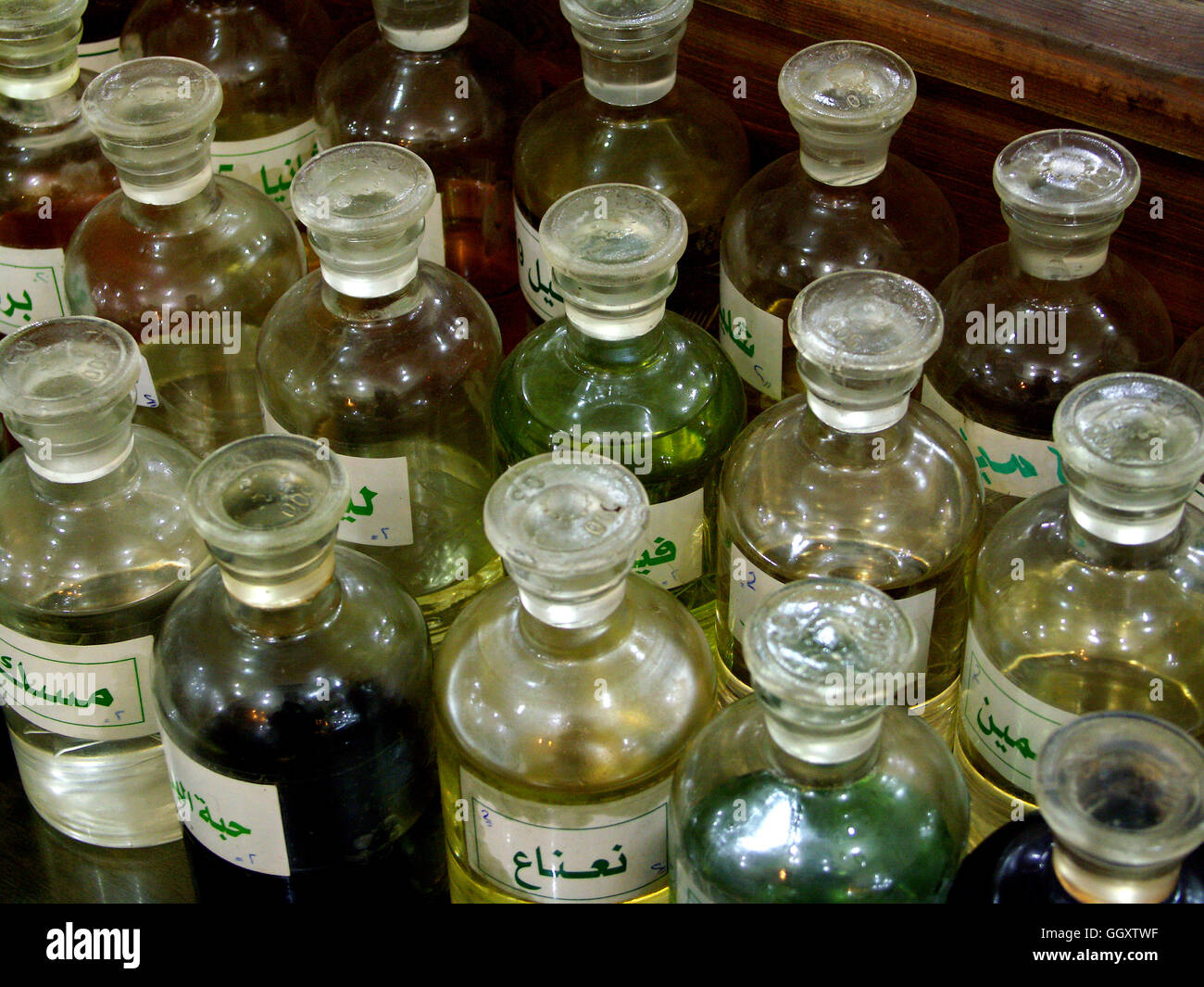 Verschiedene Flaschen Parfüm Essenzen auf die El Fayyoud Parfümerie in  Assuan, Ägypten Stockfotografie - Alamy