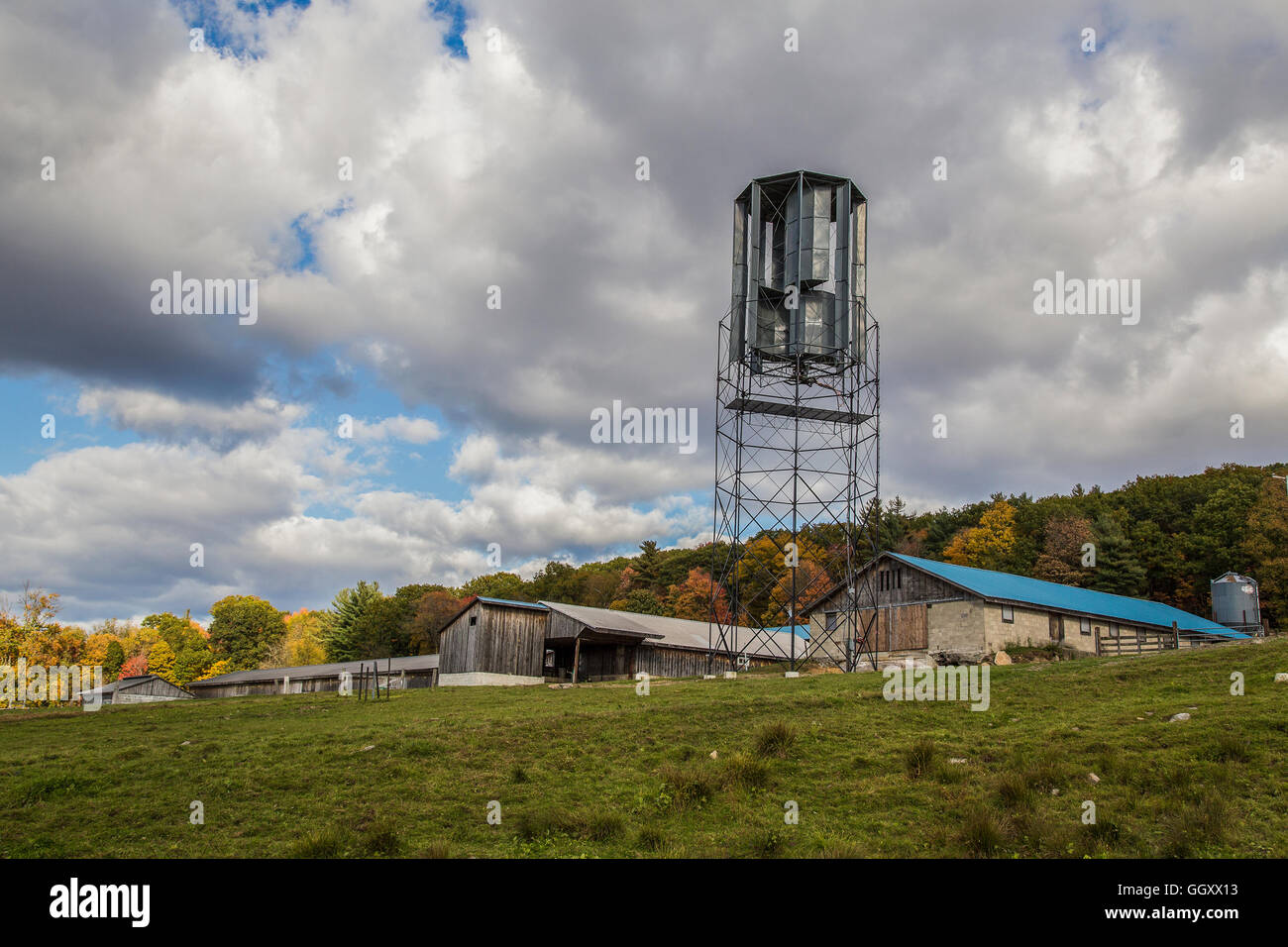 Vertikale Windturbine auf einem Bauernhof in Massachusetts zur Stromerzeugung genutzt Stockfoto