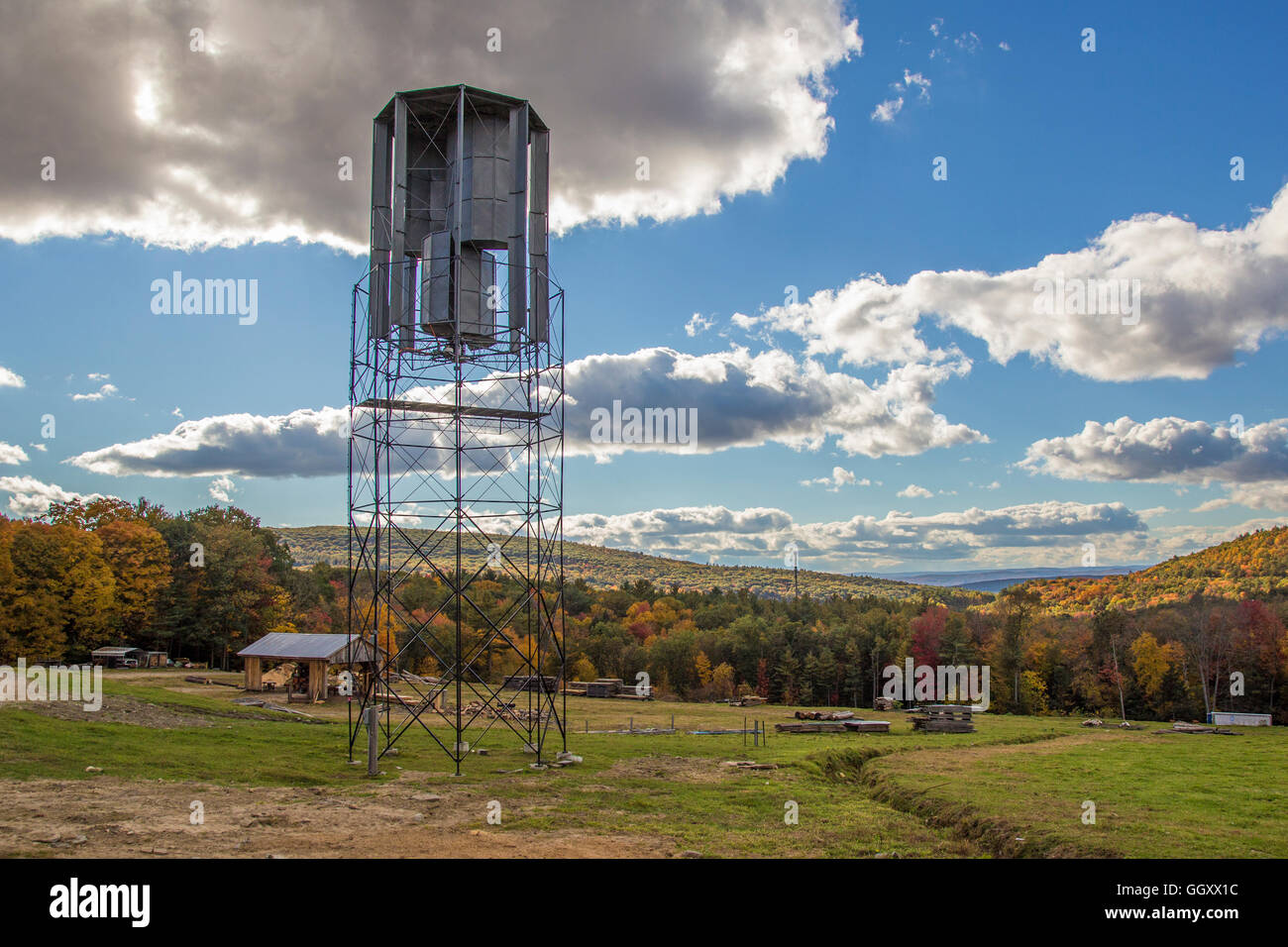 Vertikale Windturbine auf einem Bauernhof in Massachusetts zur Stromerzeugung genutzt Stockfoto