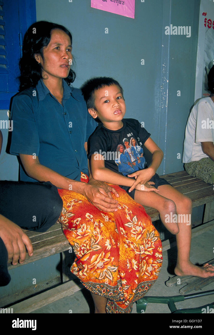 Junge Landminen-Opfer mit seiner Mutter. Siem Reap. Kambodscha. Stockfoto