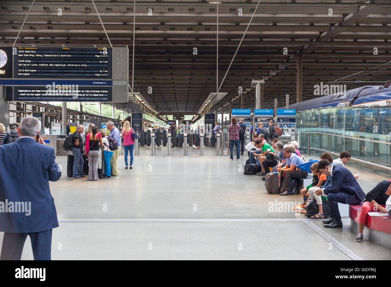 Masse der Pendler prüfen die Abfahrtstafeln und Wartezeiten am Bahnhof St Pancras Stockfoto